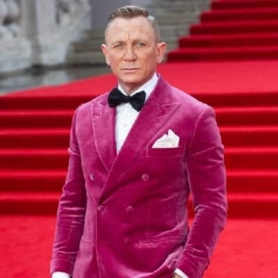 Daniel Craig wearing pink suit and a white t-shirt.
